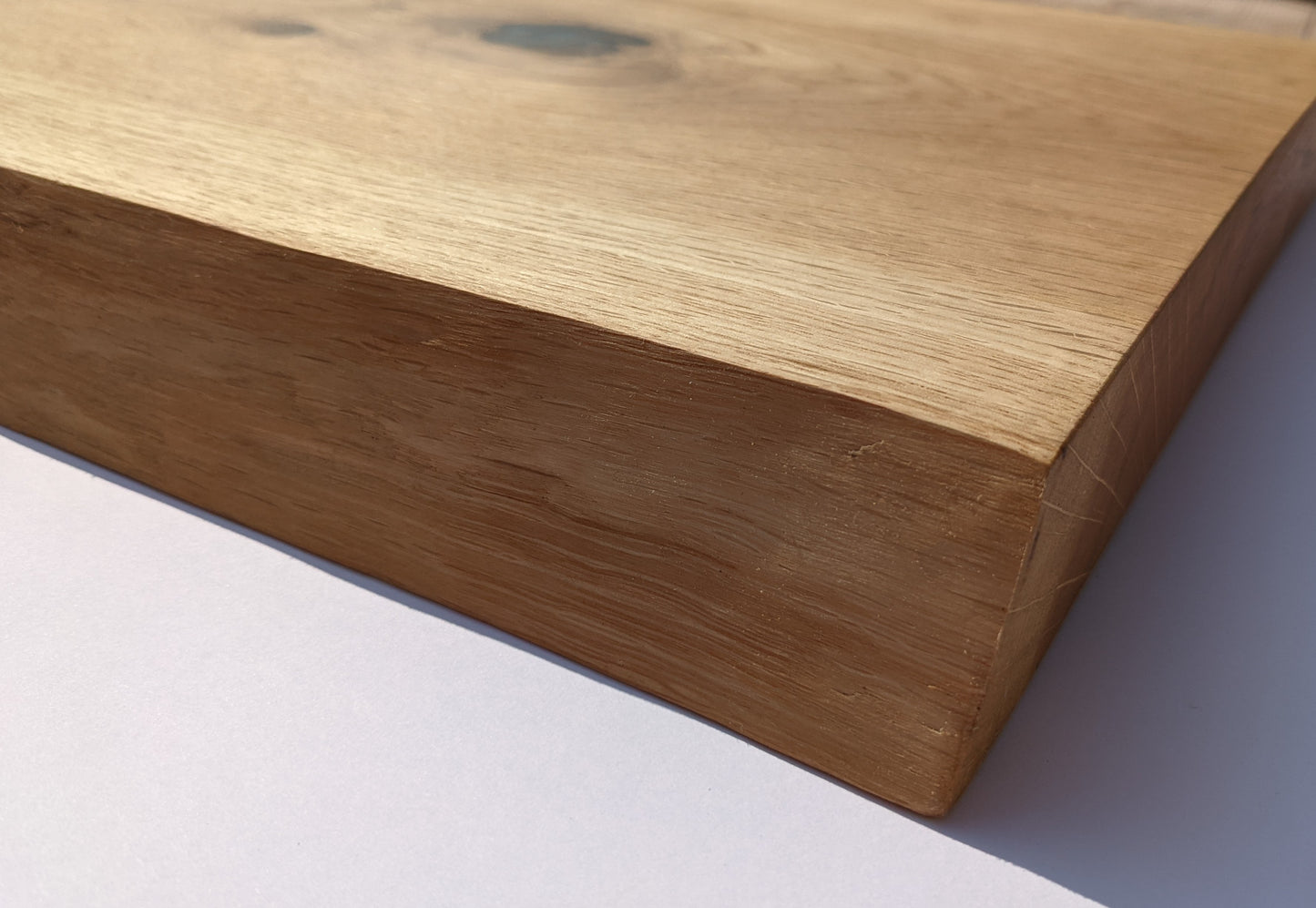 Planche à découper en Chêne avec incrustation résine epoxy