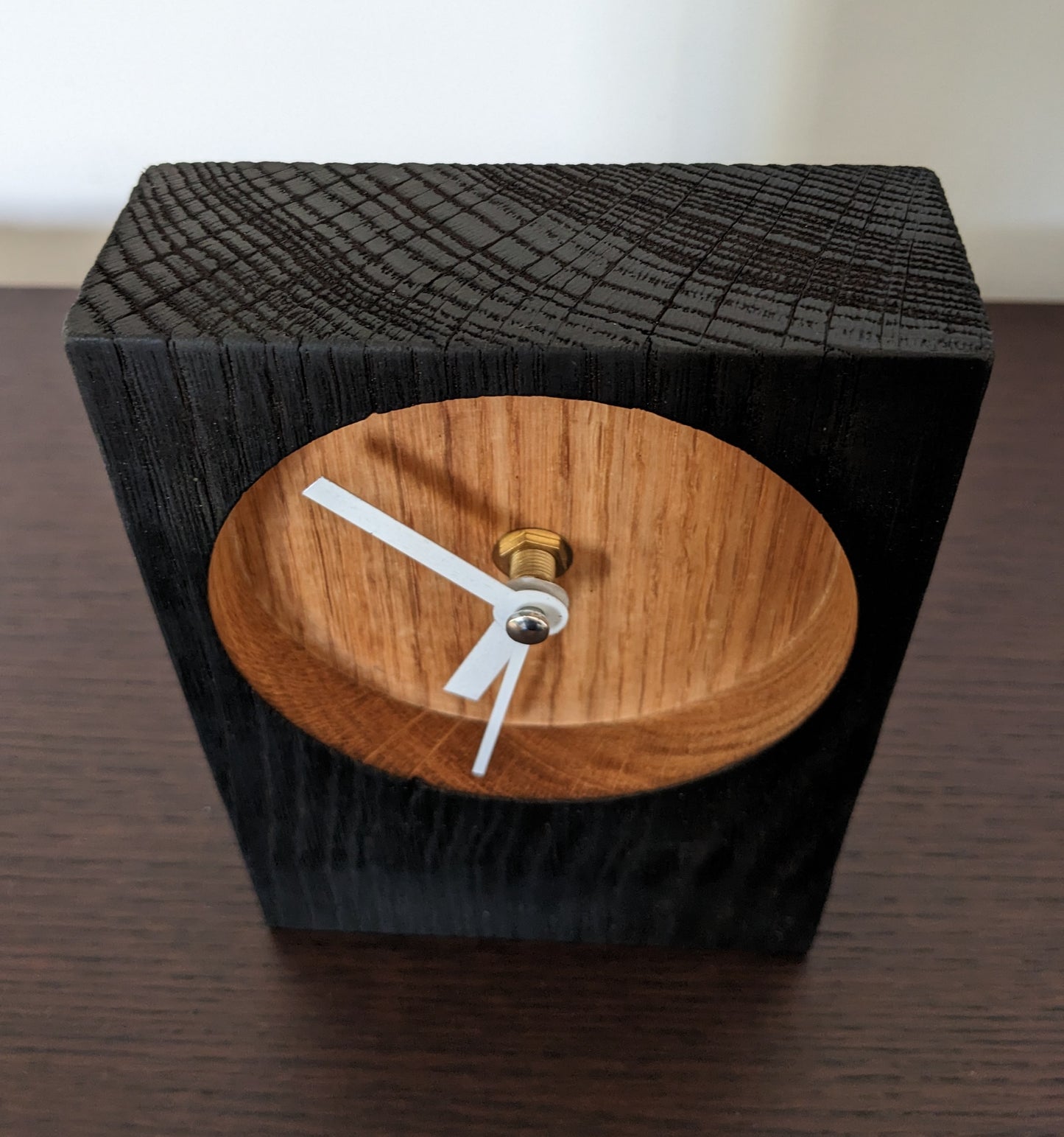 Horloge de table en chêne massif