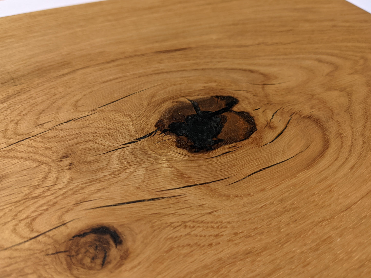 Planche à découper en Chêne avec incrustation résine epoxy