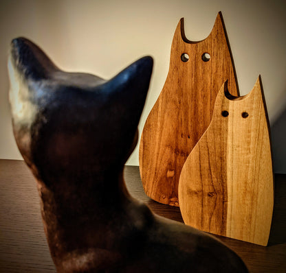 Chat voyeur en bois de teck
