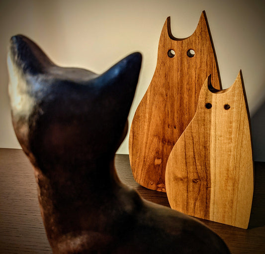 Chat voyeur en bois de teck