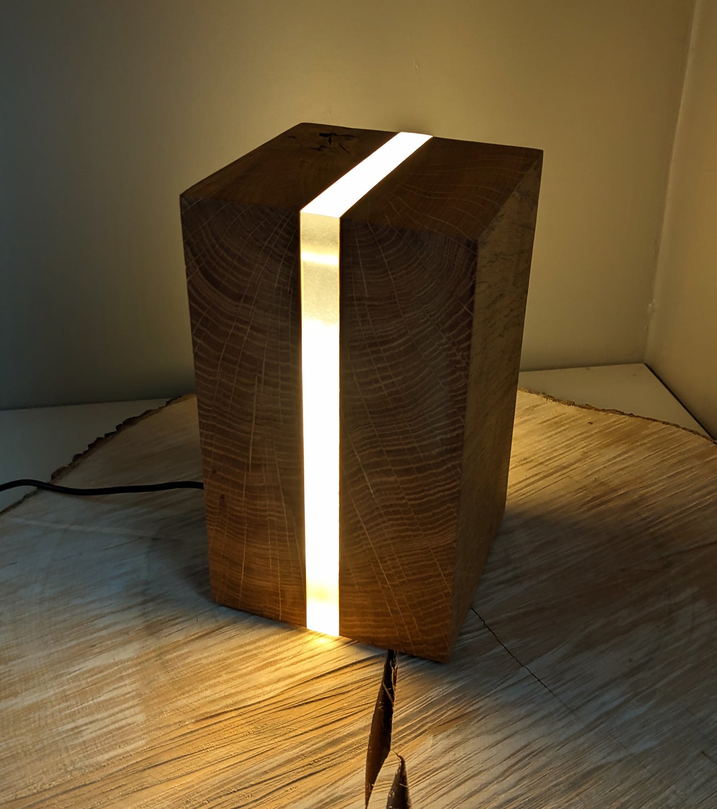 Lampe moderne en chêne massif