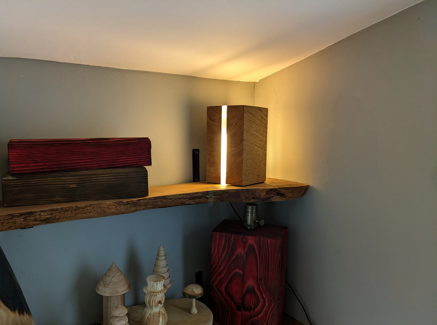 Lampe moderne en chêne massif